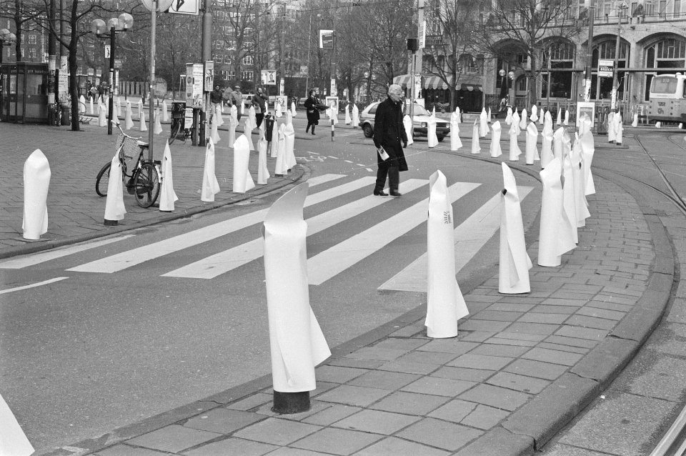 Papieren kruisraketten over Amsterdammertjes op Leidseplein te Amsterdam als pro, Bestanddeelnr 933-2787