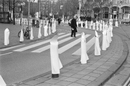 Papieren kruisraketten over Amsterdammertjes op Leidseplein te Amsterdam als pro, Bestanddeelnr 933-2787