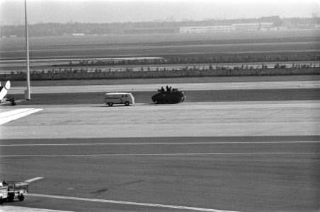 Pantserwagen bewaakt vliegtuigen van Lufthansa op Schiphol, Bestanddeelnr 925-8947