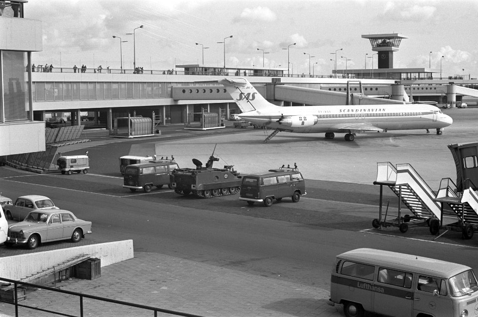 Pantserwagen bij vliegtuig op Schiphol, Bestanddeelnr 925-9065