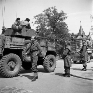 Pantserwagen 49th West Riding Infantry Division na de capitulatie bekeken doo, Bestanddeelnr 900-2840