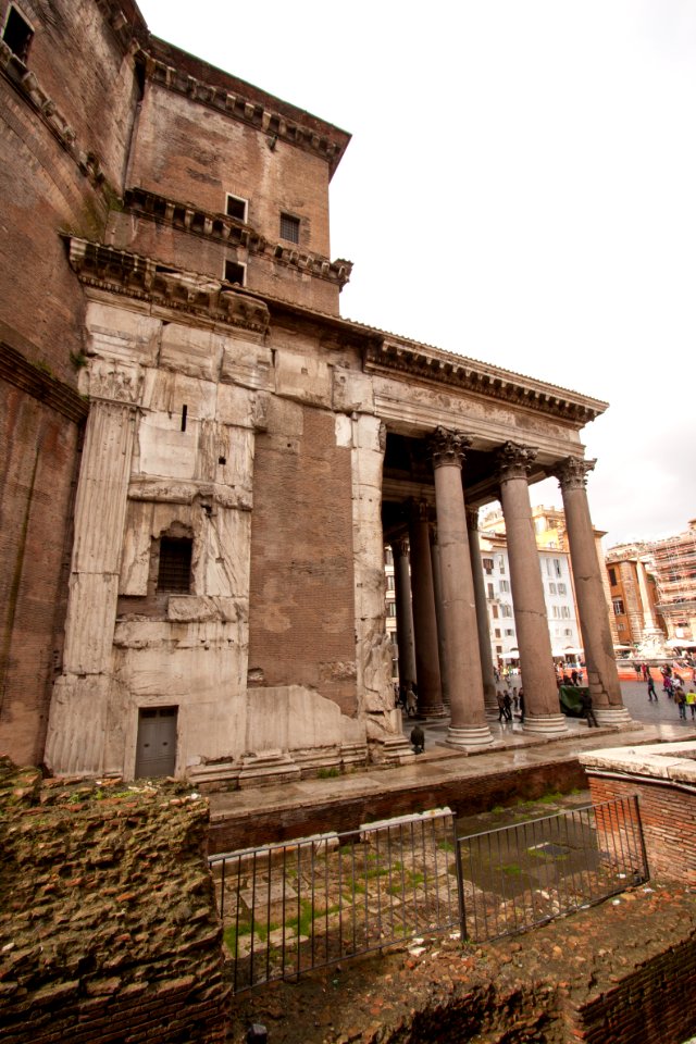Pantheon, side view of the portico, 2013-03-07