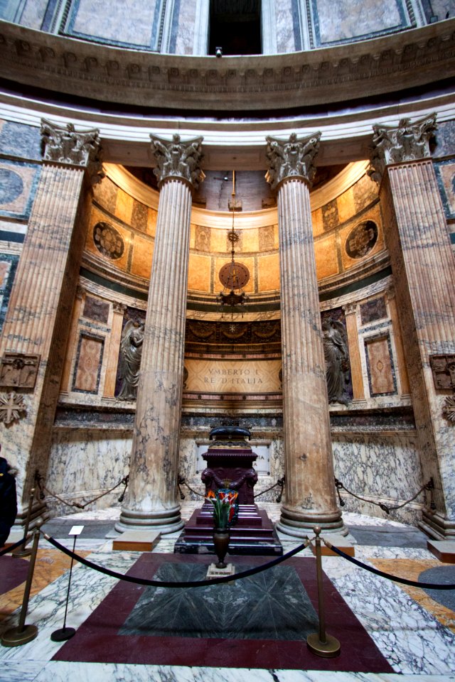 Pantheon, Rome, grave of Umberto I, 2013-03-07 (2)