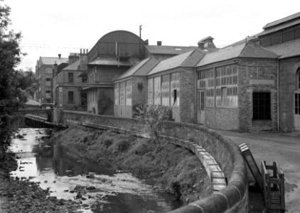 Papierfabriek langs rivier de Esk, Bestanddeelnr 190-0427 photo