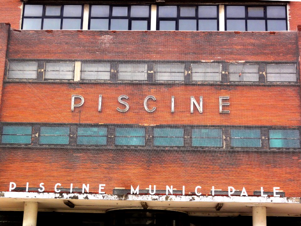 Pantin, texte sur façade piscine municipale PA93000006