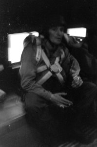 Parachutist kijkt in de camera aan boord van een vliegtuig, Bestanddeelnr 2695