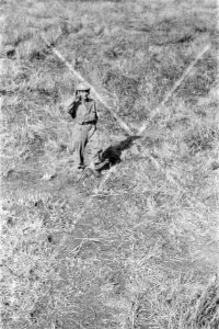 Parachutist op de grond bij een landingskruis vanuit de lucht gefotografeerd, Bestanddeelnr 247-5-3