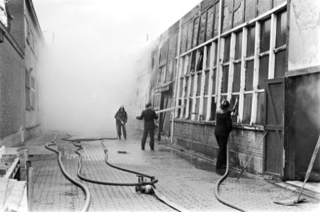 Papiervernietigingsbedrijf in Amsterdam-Oost uitgebrand blussingswerkzaamheden, Bestanddeelnr 928-5578
