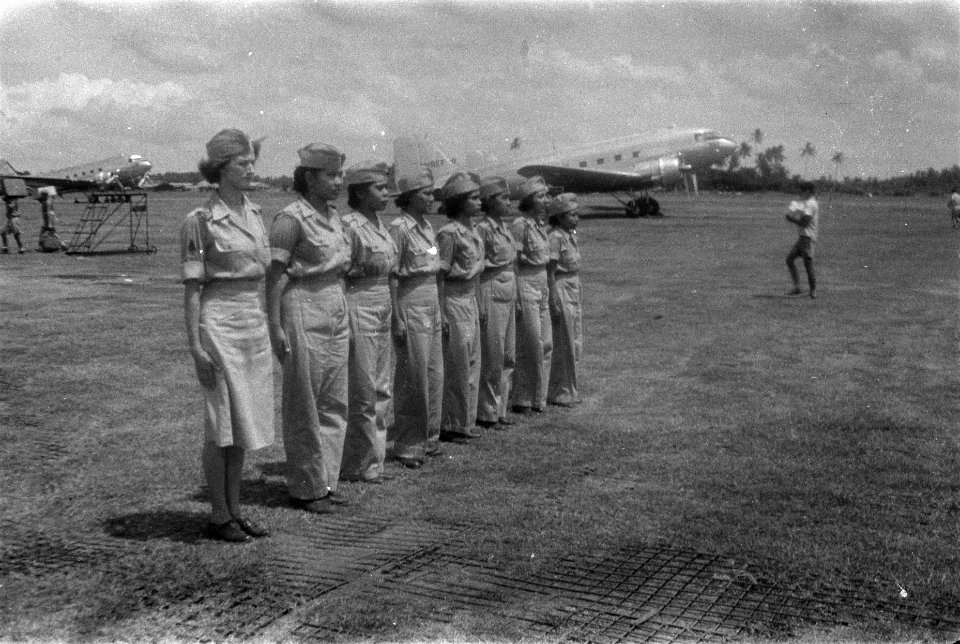 Parachute-vouwsters Vrouwenkorps KNIL staan in het gelid voor het vliegtuig, Bestanddeelnr 126-3-2