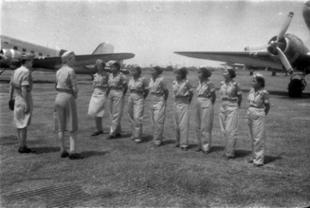 Parachute-vouwsters Vrouwenkorps KNIL staan in het gelid voor het vliegtuig, Bestanddeelnr 126-3-5