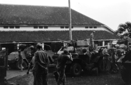 Pantserwagens, jeeps en Stuart tanks bij een verzamelpunt, Bestanddeelnr 2820
