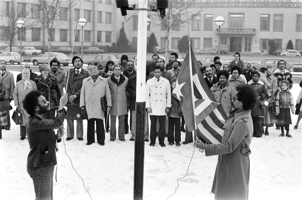 Papoeas vieren nationale dag in Den Haag het hijsen van de vlag van West Papoe, Bestanddeelnr 930-0249