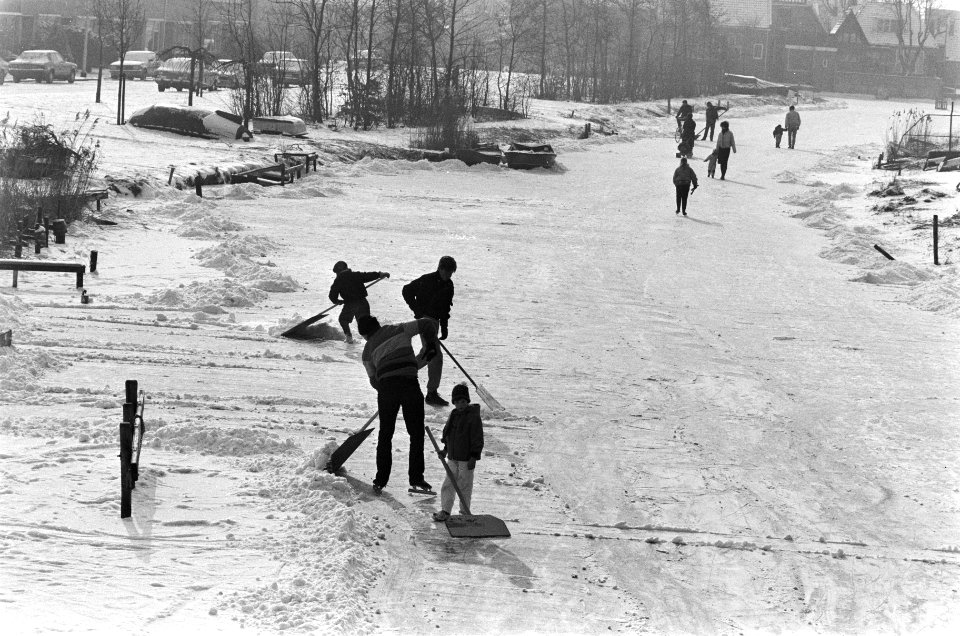 Parcours Elfstedentocht wordt voor de zekerheid sneeuwvrij gehouden (nabij Bolsw, Bestanddeelnr 933-5756