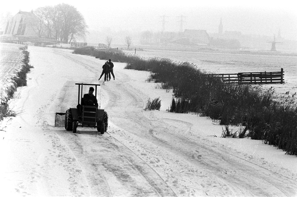 Parcours Elfstedentocht wordt voor de zekerheid sneeuwvrij gehouden (nabij Bolsw, Bestanddeelnr 933-5757