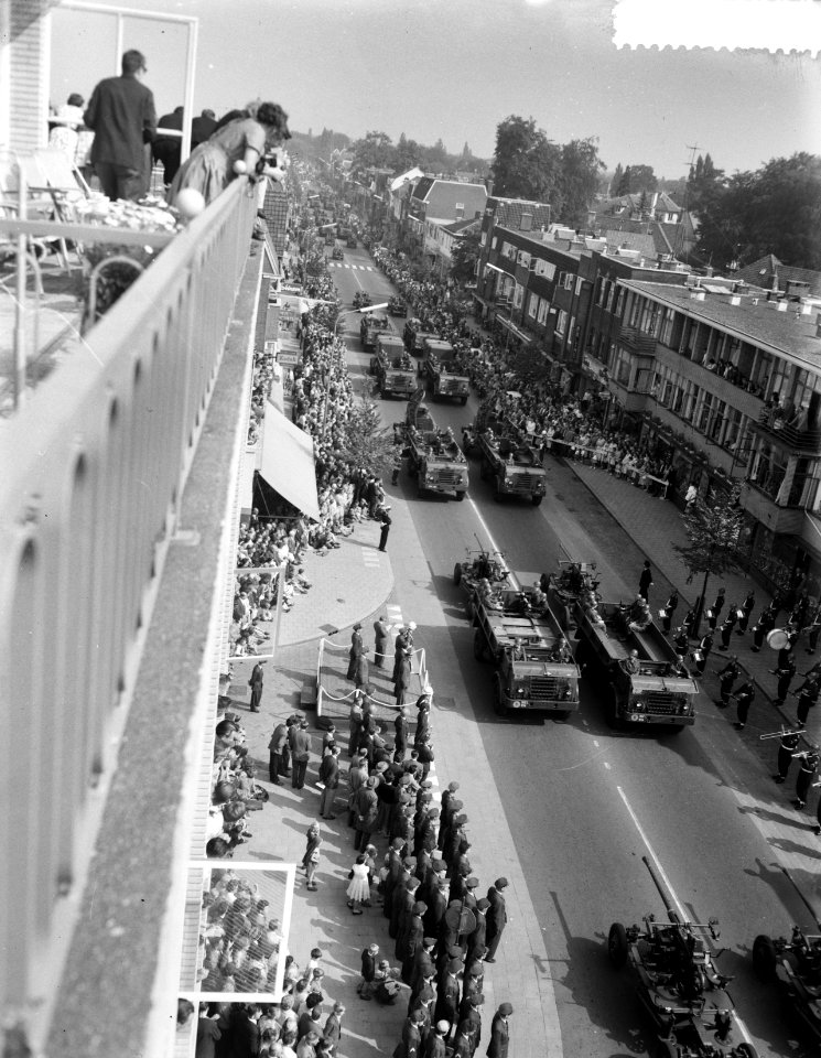 Parade tgv 10-jarig bestaan van het commando luchtverdediging te Zeist, batte, Bestanddeelnr 911-5785