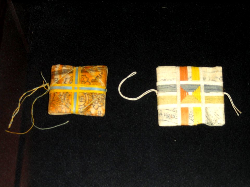 Paper amulets, Himalayas - Museum of Cultures (Helsinki) - DSC05021