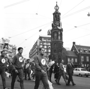 Parijs Amsterdam wandelen, de wandelaars bij de Munt, Bestanddeelnr 917-0170