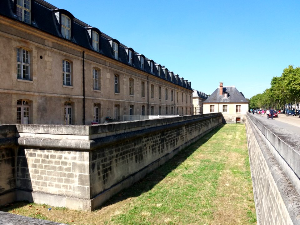 Paris 7e - Boulevard des Invalides, douves de l'Hôtel des Invalides