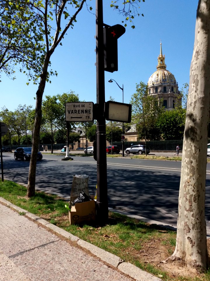 Paris 7e - Boulevard des Invalides, panneau rue de Varenne, 79