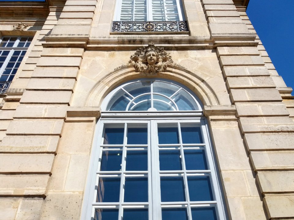 Paris 7e - Musée Rodin, hôtel Biron, fenêtre avec sculpture