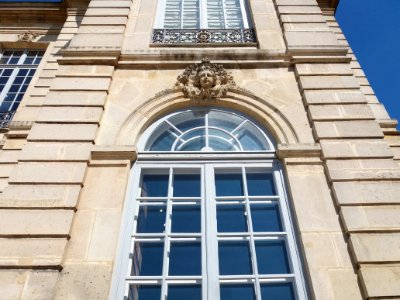 Paris 7e - Musée Rodin, hôtel Biron, fenêtre avec sculpture