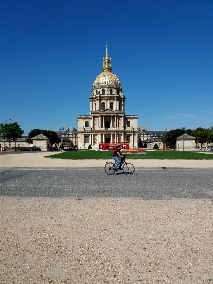 Paris 7e - Place Vauban, vue sur l'Hôtel des Invalides