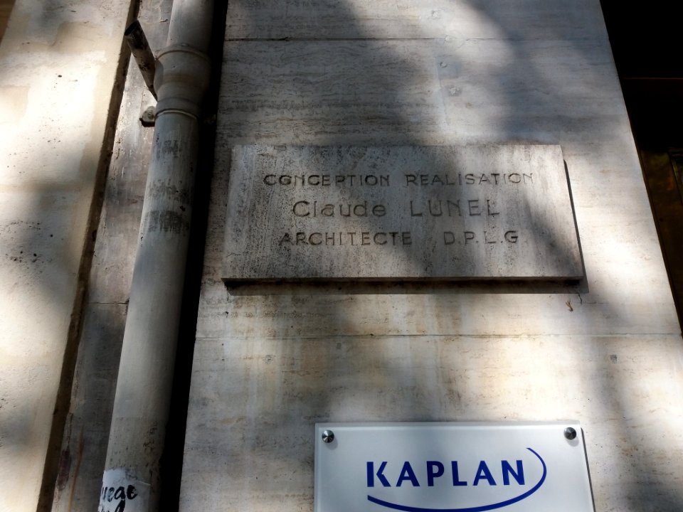 Paris 9e - Boulevard Montmartre, plaque d'architecte entre les numéro 14 et 16