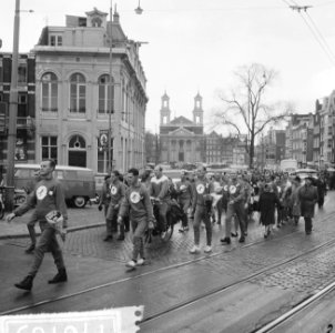 Parijs Amsterdam wandelen, de wandelaars nabij het Waterlooplein, Bestanddeelnr 917-0163