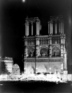 Parijs. Notre Dame de westgevel van de kathedraal bij avond tijdens de opvoerin, Bestanddeelnr 190-0809
