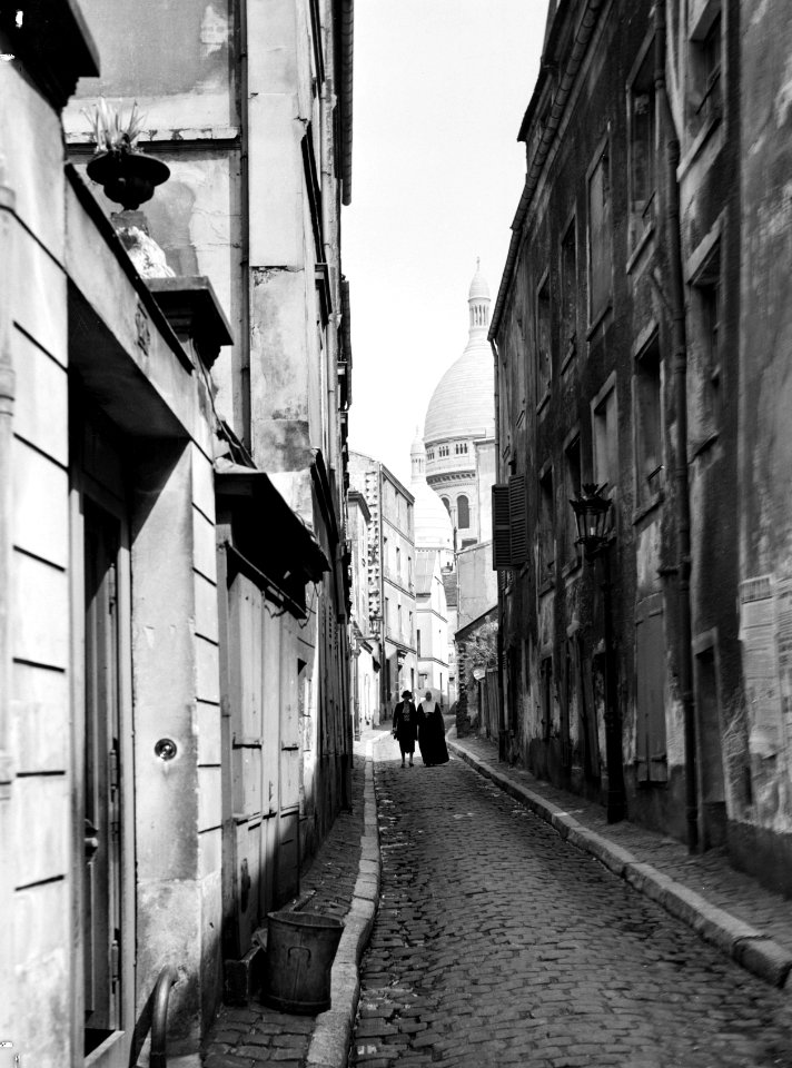Parijs. Straatbeeld in Montmartre met de koepel van de basiliek Sacré Coeur op d, Bestanddeelnr 252-0145