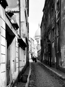 Parijs. Straatbeeld in Montmartre met de koepel van de basiliek Sacré Coeur op d, Bestanddeelnr 252-0145