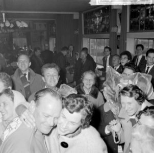 Parijs Amsterdam wandelen, wandelaars in kleedkamer, Bestanddeelnr 917-0165