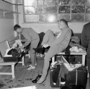 Parijs Amsterdam wandelen, wandelaars in kleedkamer, Bestanddeelnr 917-0168