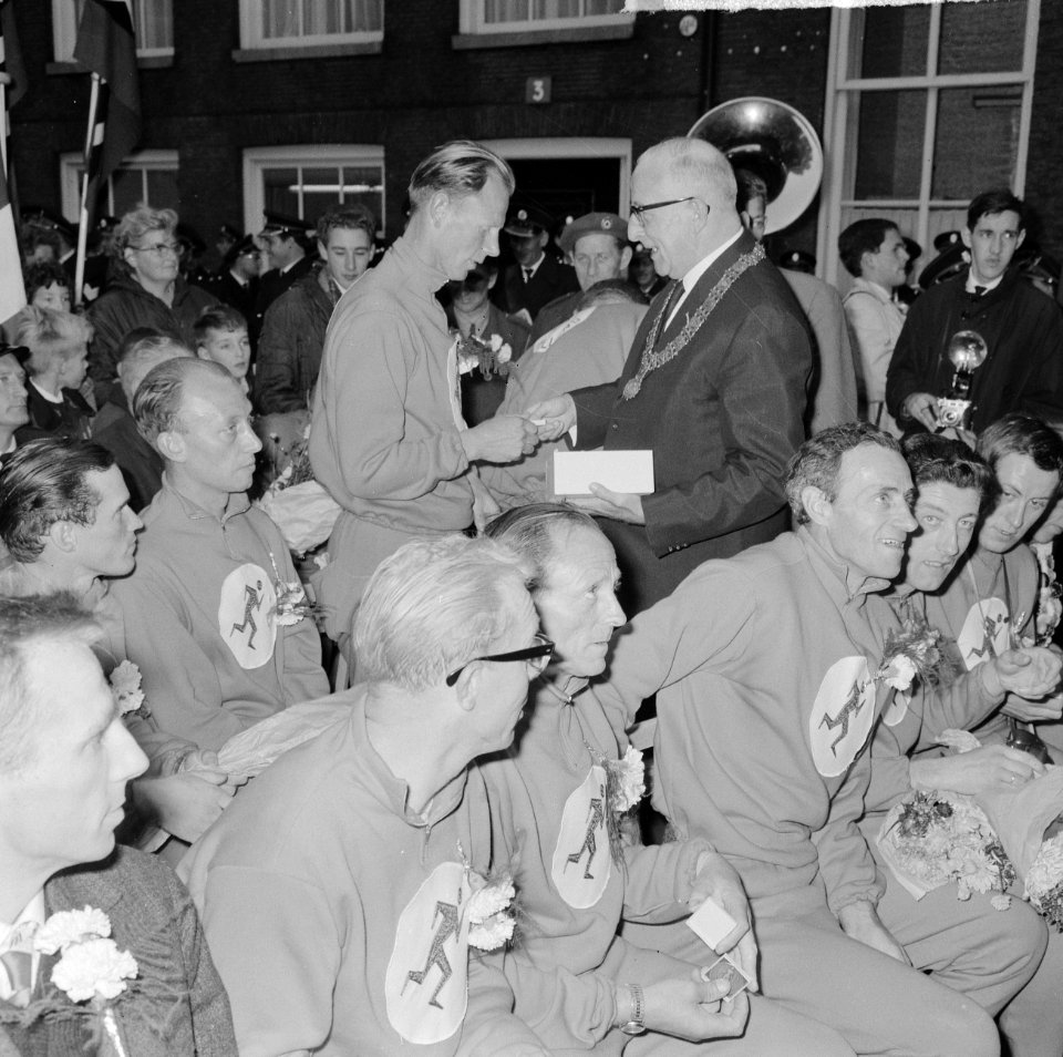 Parijs Amsterdam wandelen, op het binnenplein van Amsterdamse stadhuis werden zi, Bestanddeelnr 917-0164