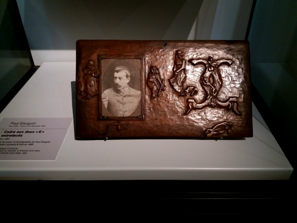 Paris 7e - Musée d'Orsay - Cadre aux deux G entrelacés avec photo de Paul Gauguin, par Julie Laurberg et Gad (1885)