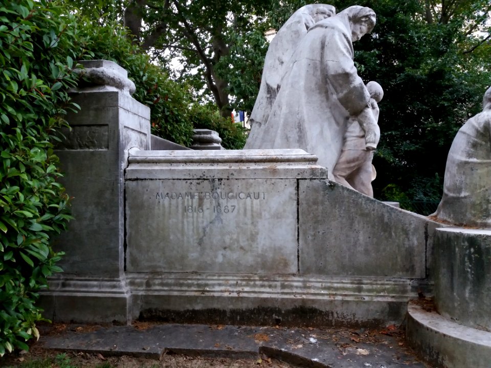 Paris 7e - Square Boucicaut - Monument à Madame Boucicaut - Côté gauche