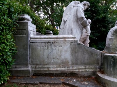 Paris 7e - Square Boucicaut - Monument à Madame Boucicaut - Côté gauche