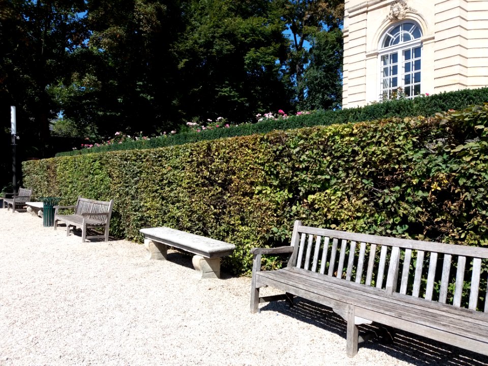 Paris 7e - Musée Rodin, bancs devant l'hôtel Biron