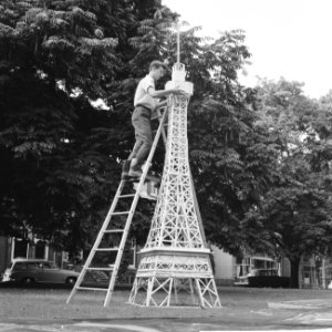 Parijs in Utrecht, het plaatsen van de Eifeltoren in het Wilhelminapark, Bestanddeelnr 914-2223