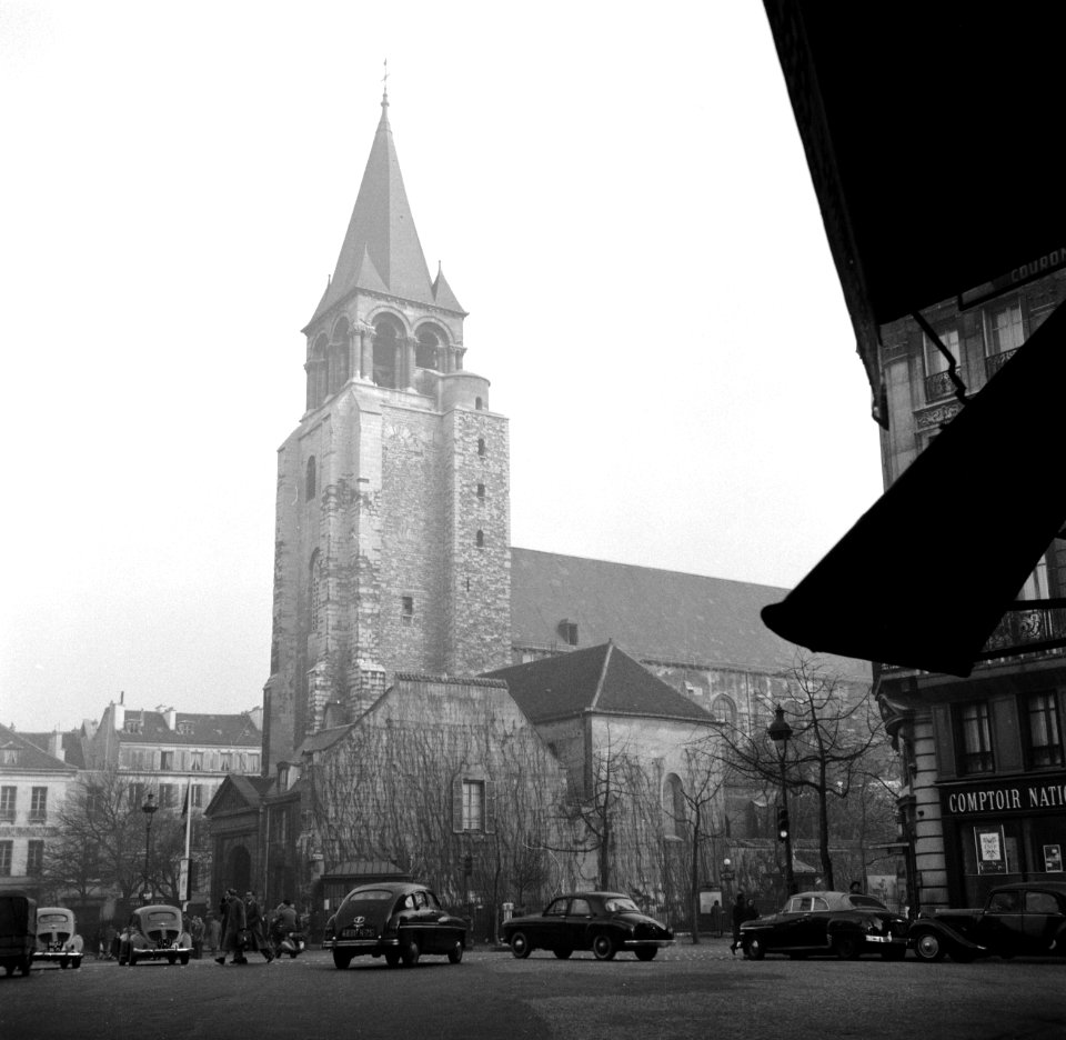 Parijs De kerk St Germain-des-Prés gezien vanuit de Rue de Rennes, Bestanddeelnr 254-0020