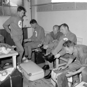 Parijs Amsterdam wandelen, wandelaars in kleedkamer, Bestanddeelnr 917-0166