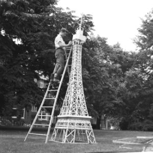 Parijs in Utrecht, het plaatsen van de Eifeltoren in het Wilhelminapark, Bestanddeelnr 914-2224