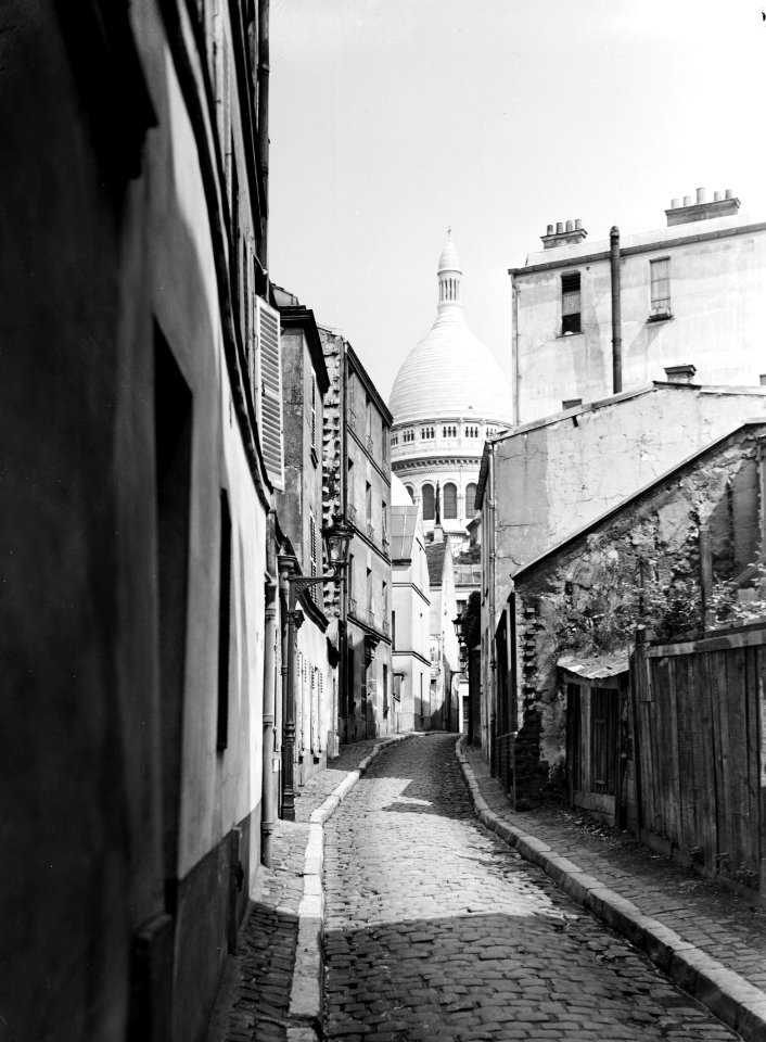 Parijs Straatbeeld in Montmartre met de koepel van de basiliek Sacré Coeur op d, Bestanddeelnr 252-0143