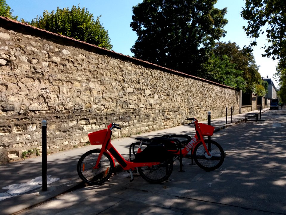 Paris 7e - Boulevard des Invalides, deux vélos Jump