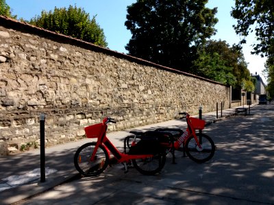 Paris 7e - Boulevard des Invalides, deux vélos Jump