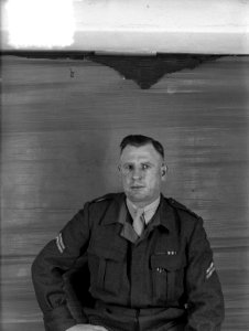 Pasfotos Centraal magazijn Gurpkadestraat 110 Man in uniform met de rang van ko, Bestanddeelnr 934-7087