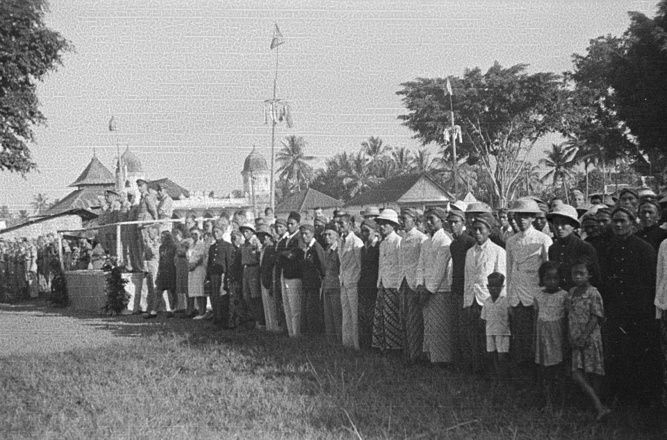 Parade t.g.v. verjaardag H.K.H. prinses Juliana op het Aloon te Poerwokerto ook, Bestanddeelnr 1654-2-2