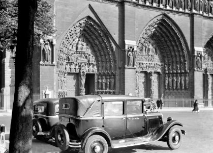 ParijsDe kathedraal Notre Dame met auto's, Bestanddeelnr 255-8665