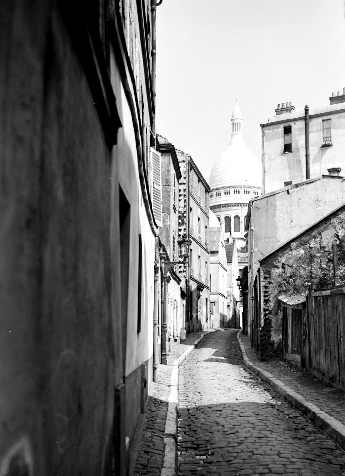 Parijs Straatbeeld in Montmartre met de koepel van de basiliek Sacré Coeur op d, Bestanddeelnr 252-0144