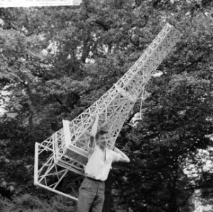 Parijs in Utrecht, het plaatsen van de Eifeltoren in het Wilhelminapark, Bestanddeelnr 914-2221